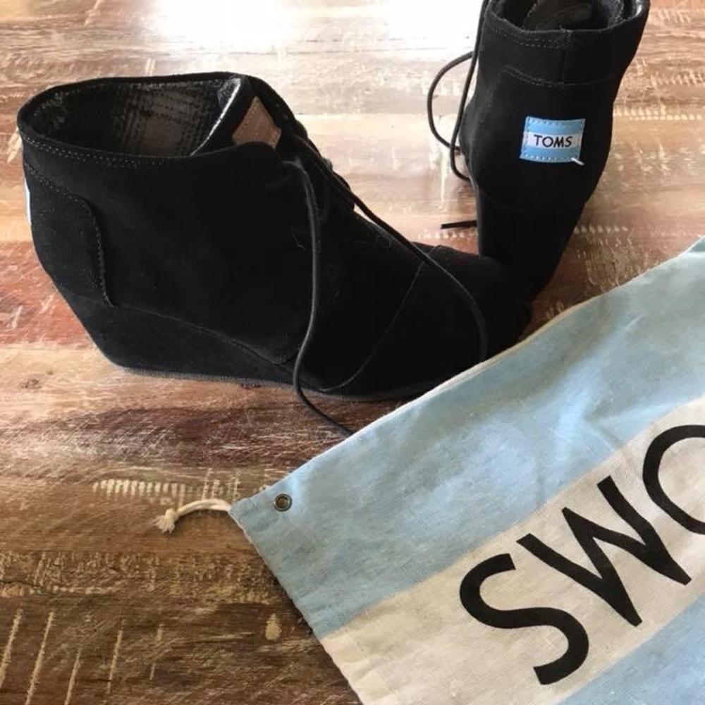 Toms desert wedge booties